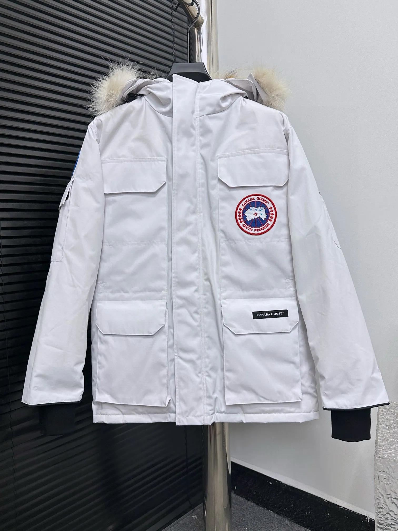 P780 Top Purchasing Version (Wolf Hair Optional) 🇨🇦CANADA GOOES 24 new models 08 models/couple models Factory direct supply: supplying global purchasing agents, micro-business, entities, Tmall, high-end stalls and studio cooperation, free shipping! Canada Goose Expedition Parka 2008 is the same style for men and women. It is mid-length and the most timeless classic. All Arctic and Antarctic scientific expedition teams choose Canada Goose as their cold-proof equipment. It is the Rolls-Royce of down jackets. ➖ Industry-leading anti-counterfeiting chip sensing. ➖ Imported Behringer embroidery machines and customized embroidery labels, the highest level and industry leading. ➖ Imported Korean 21-count polyester-cotton blended original fabric, TC85 waterproof coated fabric, water-repellent, windproof and wear-resistant. ➖ The new national standard 80 white duck down is filled with an average of 520 grams of down. The amount of down filled is industry-leading. ➖ 100% nylon lining with double double-layer sealing design to prevent velvet running, and seamless thread design on the cuffs! ➖ Western Canadian Green Wolf Collar. ➖ Yoshida YKK provides original factory-customized electroplated sliders. YKK two-way lockable zippers are tight and smooth and do not peel off paint. ➖ 3M composite Velcro is durable and the accessories and hardware are all custom-made. Note: Our copywriting is only simple and clear. Instead of bragging about the copywriting, it is better to compare and understand with samples. Only for the purest goose, the most dedicated, the most professional, the highest quality, the highest cost performance!  Size:XS-XXL